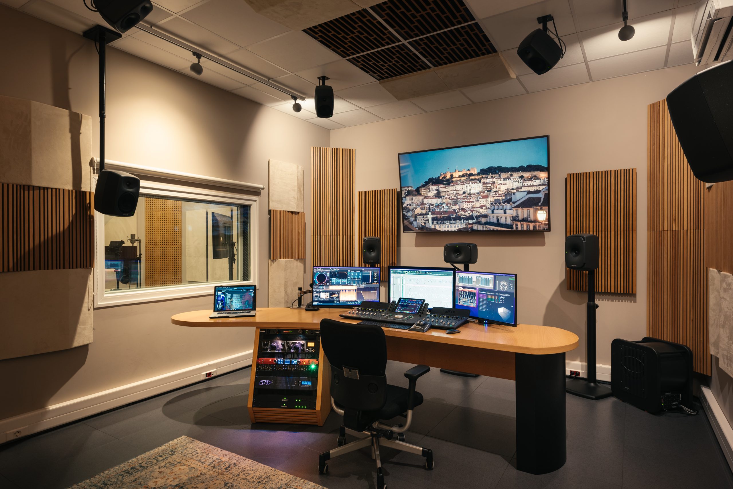 Fotografia geral do estúdio de som principal da Billyboom - Sound Design com pormenor da cabine de som