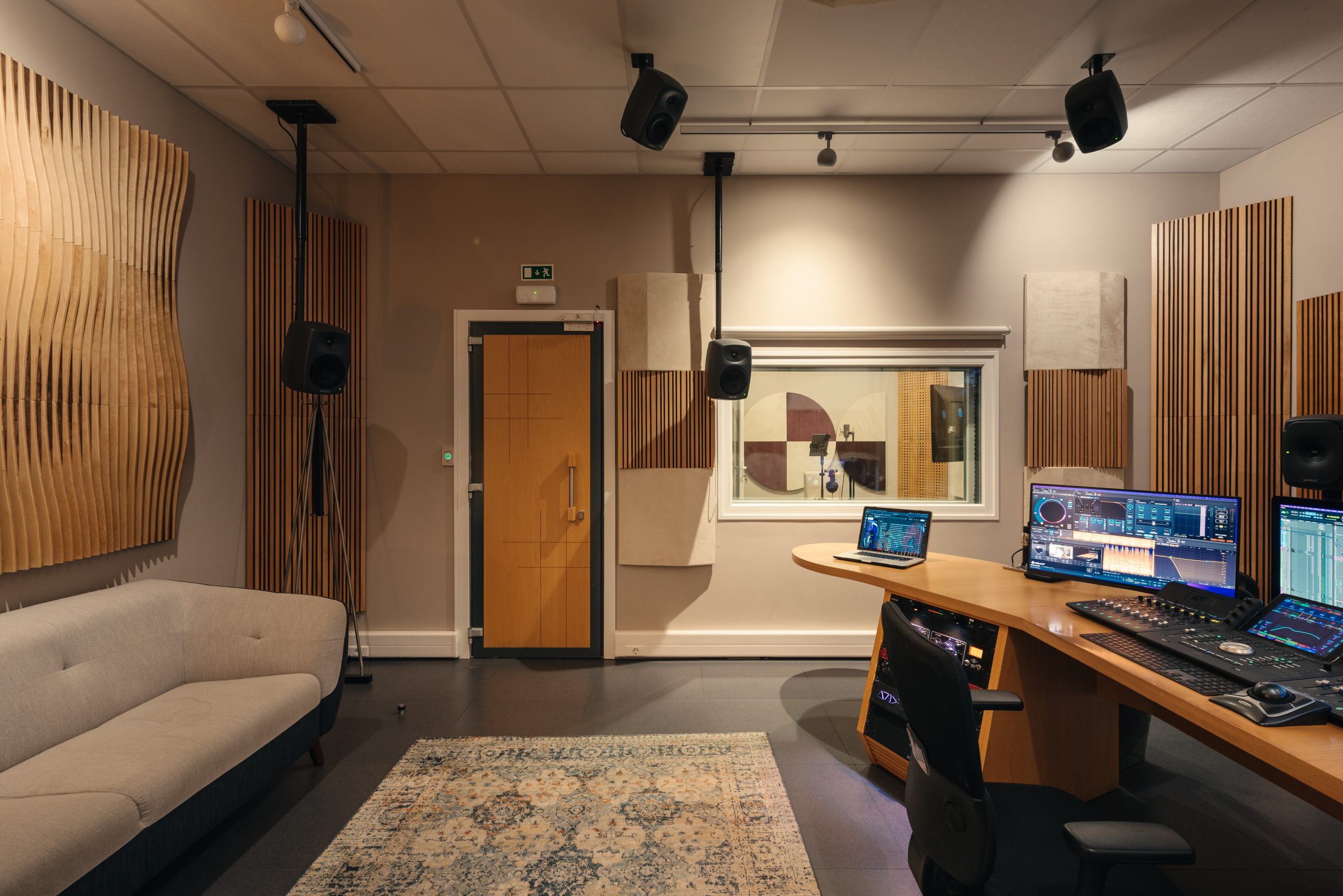 Fotografia lateral do estúdio de som principal da Billyboom - Sound Design com pormenor da cabine de som